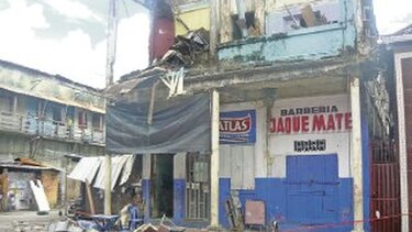 Casa en ruinas se desploma en Colón