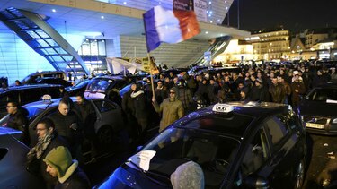 Francia: Taxistas retoman huelga anti Uber