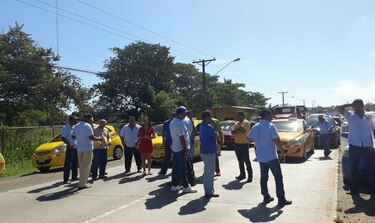 Taxistas santeños denuncian que los multan por recoger pasajeros en Chitré