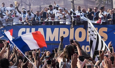 Campeones del mundo desfilan por París