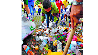 Niños realizan jornada de limpieza en la cinta costera