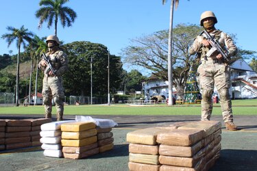 Decomisan 157 paquetes de droga en dos contenedores