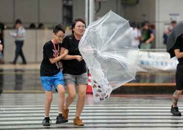 Japón, en alerta meteorológica y con vuelos y trenes cancelados por un poderoso tifón