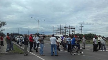 Cebolleros de Natá protestan en la carretera Interamericana
