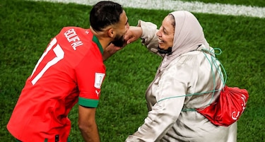 ‘La veía salir a las 6:00 a.m a trabajar’, el futbolista marroquí que bailó con su mamá en el Mundial