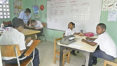 Niños especiales dan clases en condiciones inadecuadas