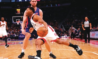 Con triple-doble Kyle Lowry ayuda a Raptors en la NBA