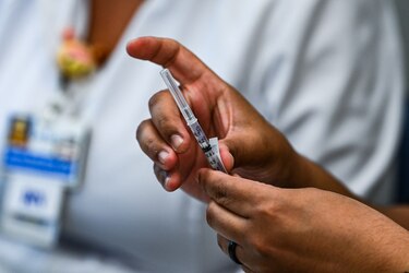 Mujer italiana recibió por error cuatro y no seis dosis de la vacuna Pfizer