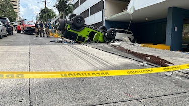 Vehículo cae de un primer piso cerca de la 12 de Octubre; el conductor fue rescatado