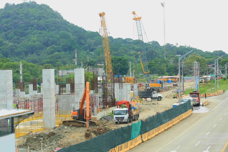 Línea 3 del Metro alcanza 78.8% de avance con los 26 trenes tipo monorriel ya en Panamá