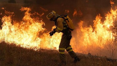‘Es el peor incendio de la historia de Madrid’: los fuegos sin control que han obligado a evacuar a decenas de miles de personas en el centro de España