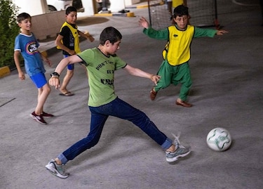 Niños afganos en Catar, sin padres ni planes