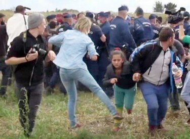 Tres años de cárcel para la periodista que pateó a inmigrantes durante cobertura en Hungría