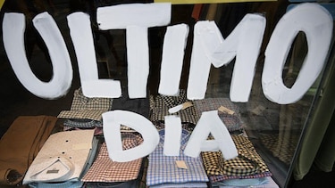 Por qué es tan cara la ropa en Argentina y hasta el gobierno promueve comprarla en el extranjero