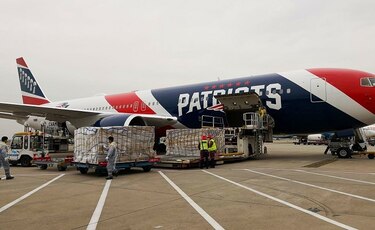 Los Patriots brindan su avión para transportar millones de mascarillas desde China