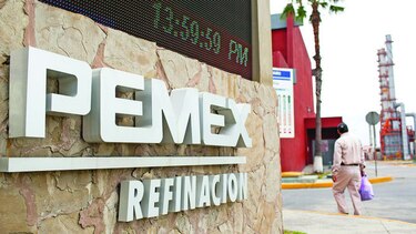 Pemex construye refinería en área que prometió proteger