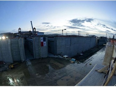 Instalan primera compuerta en el sector Pacífico