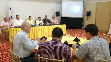 Ministro de Obras Públicas escucha necesidades de proyectos carreteros en Los Santos