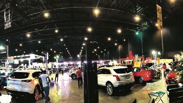 Distribuidores encienden motores con feria de autos