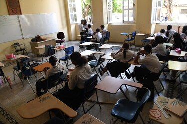Padres de familia piden el retorno a las clases el lunes, ante advertencia de suspender el Pase-U