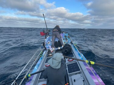 Los tres hermanos que lograron la hazaña de remar 15,000 km desde Perú a Australia