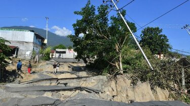 Sube a más de 800 el número de muertos por sismo en Indonesia