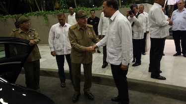Presidente interrumpe gira en Cuba y regresa para recorrer zonas inundadas