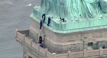 Mujer trepó la Estatua de la Libertad en protesta por política migratoria de Estados Unidos