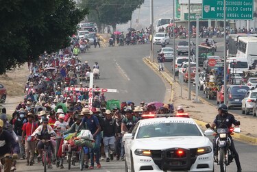 Caravana de 600 migrantes que avanza pese al calor por el sur de México llega a Oaxaca