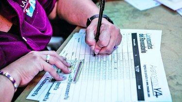 Oposición entrega firmas para consulta