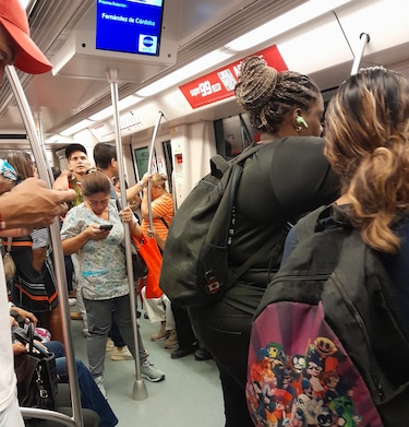 ‘No es mi intención incomodarles’: la frase que se repite en cada viaje en el Metro