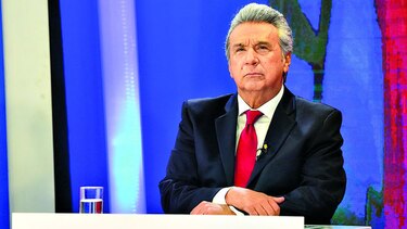 Presidente de Ecuador defiende vacunación a su círculo tras escándalo