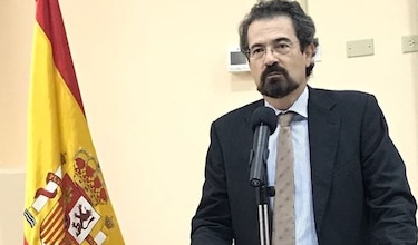 Embajador español asegura que colaborará con investigaciones de accidente de tránsito