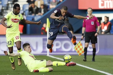 Con doblete de Mbappé el PSG le gana a Angers