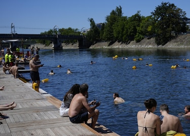 Se abren los espacios de baño en el Sena, en París, en vísperas de una nueva ola de calor