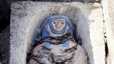 Arqueólogos descubren momias antiguas al sur de El Cairo