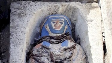 Arqueólogos descubren momias antiguas al sur de El Cairo
