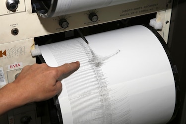 Un sismo de magnitud 5.4 sacude Tokio y causa retrasos de transporte