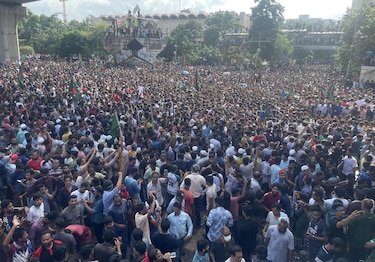 Los acontecimientos que llevaron al colapso del Gobierno de Sheikh Hasina en Bangladés