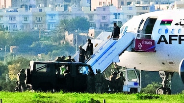 Piratas libios se entregan después de tomar avión