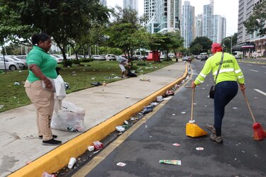 La fiesta por el pase al Mundial dejó un reto: recoger toneladas de desechos