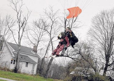 Mujer de Nueva York celebra su centenario con un salto en paracaídas