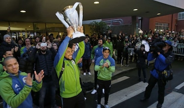 Román Torres celebra con la afición del Sounders