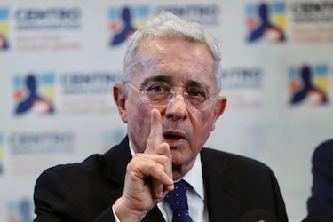 Hermano del expresidente Uribe se entrega a la Policía por condena a 28 años de cárcel