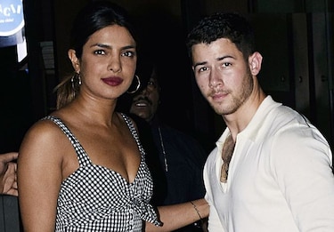 La actriz Priyanka Chopra y el cantante Nick Jonas se comprometen