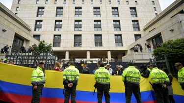 Álvaro Uribe, el influyente expresidente colombiano que está a merced de la justicia