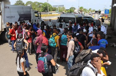 Preparan hangar en aeropuerto John F. Kennedy de Nueva York para albergar mil migrantes