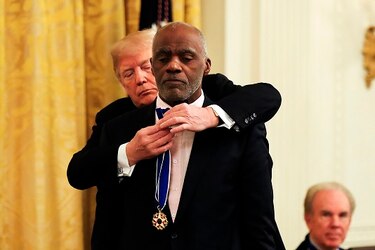 Donald Trump confiere la medalla presidencial a seis estadounidenses