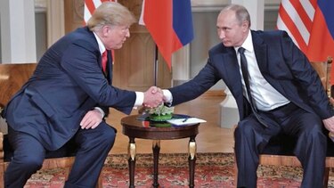 Aislado, Trump queda bajo enorme presión por relaciones con Rusia