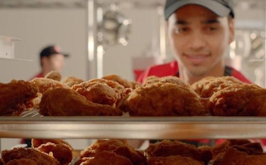 Cadena de pollo frito KFC anuncia que no servirá más comida tratada con antibióticos